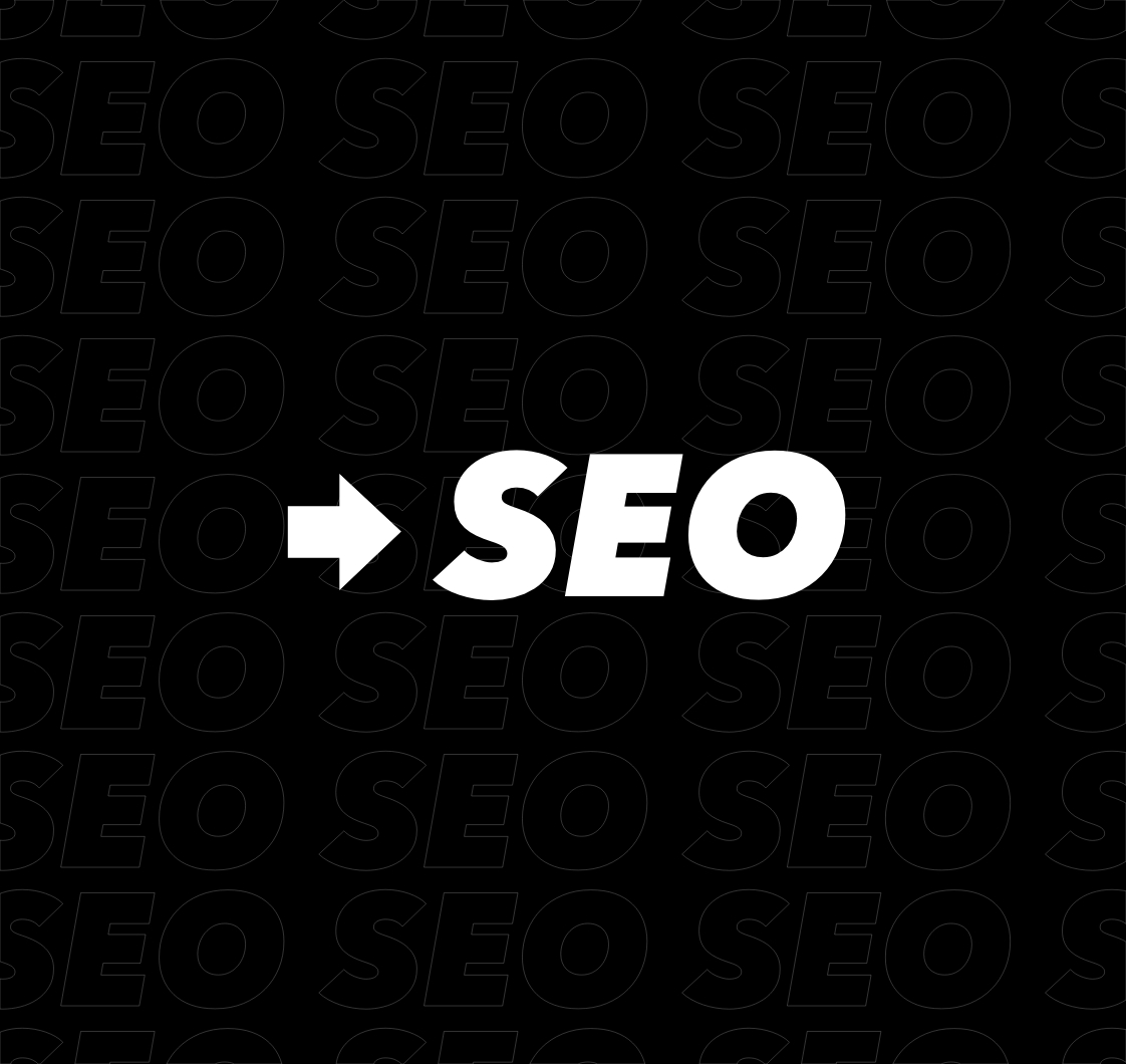 Grafika SEO: Szkło powiększające na klawiaturze z napisem SEO